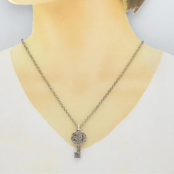 GUCCI Double G Key Necklace - Picture 3 of 15